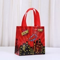 Dettaglio del sacchetto regalo rosso in TNT con vivaci stampe a tema supereroe - Rosso-BOOM(9041-3)
