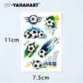 Tatuaggio temporaneo impermeabile Coppa del Mondo calcio con ali, misura 11x7,5 cm - Stile Sfondo di Città E Calcio di Fuoco (WY-031)