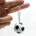 Handgehaltener Fußball-Schlüsselanhänger in Schwarz und Weiß mit Metallkette - Durchmesser 3.8cm