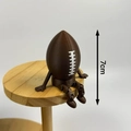 Kreative 7cm 3D-gedruckte braune Football-Figur in sitzender Position - Rugby-Stil