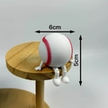 Kreative sitzende Baseball-Figur mit beweglichen Gliedmaßen und roten Nähten - Baseball Stil