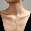 Détail du collier marguerite en titane doré avec pendentif fleur et chaîne à pampilles - Barre Courbée Boule D'Acier Marguerite Gland