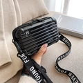 Mini borsa a tracolla rigida nera con strisce verticali e cinturino stampato - Nero