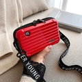 Mini borsa a tracolla rossa a forma di valigia rigida PC con cinturino Forever Young - Rosso