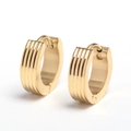 Detalle de pendientes de aro dorados en acero inoxidable con acabado de textura acanalada - Dorado