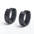 Primer plano de pendientes de aro de acero inoxidable negro mate con textura acanalada - Pendiente Individual (Negro) / Negro