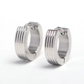 Detalle de pendientes de aro en acero inoxidable plateado con textura acanalada y cierre bisagra - Plateado