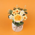 Handgefertigter Häkelstrauß aus gelber Rose und Gänseblümchen in weißer Keramikvase - Blumenserie Rosenornament / Gelber Farbverlauf