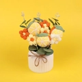 Handgefertigte Häkel-Zitrone im weißen Keramiktopf mit Kordelschleife als Wohndeko - Blumenserie Orangenornament / Orange