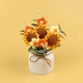 Handgefertigte gehäkelte Sonnenblume im weißen Keramiktopf mit Schleifendekoration - Blumenserie - 3 Sonnenblumen Desktop Ornament