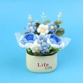 Handgefertigter gehäkelter Blumentopf mit blau-weißen Rosen in einer Life Life Vase - Blaue Rose mit Farbverlauf Blumentube (Life Topf)
