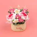 Handgefertigte gehäkelte Blumen im Topf in Rosa und Weiß mit Life Life Keramikbasis - Rosarot mit Farbverlauf Blumentube (Life Topf)