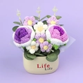 Handgehäkelte Lavendel- und Lilien-Topfblumen in einem dekorativen Life Life Cremetopf - Lila Rose mit Farbverlauf Blumentube (Life Topf)
