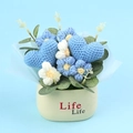 Gehäkelte Topfpflanze mit blauen Herzen und weißen Blumen in einer Keramikbasis - Blaues Herz Blumentube (Life Topf)