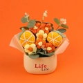 Gehäkeltes Orangen-Bouquet im weißen Topf mit Life Life Aufschrift auf orangefarbenem Grund - Orangen Blumentube (Life Topf)