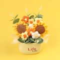 Handgefertigte gehäkelte Sonnenblumen und Gänseblümchen im Topf mit Life Life Logo - 【Blühend】2 Sonnenblumen Life Topf
