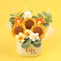 Gehäkelte Sonnenblumen und Gänseblümchen im weißen Life-Topf auf gelbem Hintergrund - Gedeihender Sonnenblumen Topf - 3 Blumen (Life Topf)
