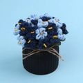 Handgefertigte gehäkelte blaue Blume im schwarzen Topf mit Hanfseil-Dekoration - Prosperity-Serie - Vergissmeinnicht mit dunkelblauem Farbverlauf