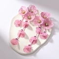 Orecchini pendenti con fiori intrecciati rosa e strass bianchi su base di pietra bianca - Rosa