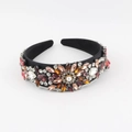 Detalle de diadema barroca con diamantes de imitación coloridos y flor central de perla - Satén Negro Diamante Ámbar Rojo Vino (D)
