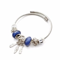 Elegante zilveren kabelarmband met bedeltjes van blauwe kristallen en zilveren veren - Sterrenrivier