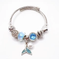 Fraaie elegante zilveren bedelarmband met zeemeerminstaart, parel en blauwe kralen. - Blauwe Vissenstaart Kroon