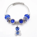 Elegante zilveren draadarmband met fonkelende blauwe kristallen kralen en een beer hanger. - Blauwe Beer