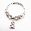 Elegante zilveren bedelarmband met fonkelende kralen en een teddybeer hanger - IJsbeer