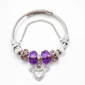 Elegante zilverkleurige bedelarmband met paarse kristallen kralen en hart hanger. - Paarse Engel