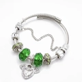 Elegante zilverkleurige bedelarmband met groene kristallen kralen en hartvormige hanger - Groene engel