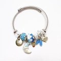 Elegante zilveren gedraaide kabelarmband met blauwe kralen maan- en hartbedels - Blauwe Maan