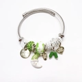 Elegante zilveren gedraaide armband met groene maan- en hartvormige bedels. - Groene Maan