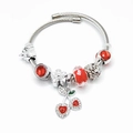 Elegante zilveren bedelarmband met rode kralen en een sprankelende kersenhart hanger - Rode kers