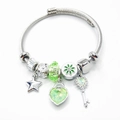 Zilveren bedelarmband met groen kristallen hart en madeliefjeshangers voor dames - Groene Hart Sleutel
