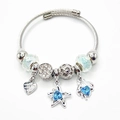 Elegante zilverkleurige bedelarmring met prachtige blauwe zeester- en schelphangers - Blauwe Zeester Hart