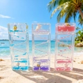 Tre clessidre liquide a gradini blu, viola e rosa su una spiaggia soleggiata - Scivolo Gelato