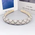 Cerchietto imbottito di lusso con motivo a rombi in strass scintillanti color beige crema - Stile A - Fondo Bianco Strass Grigi