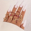Set di anelli vintage dorati con serpente e gemme rosse indossati sulla mano curata - Stile Vintage a Onda di Serpente con Gemma Rossa (22493-rose red)