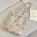 Dettaglio macro della stampa floreale a tulipano su borsa in tela chiffon con etichetta - Una Spalla Dipinto Ad Olio Primaverile