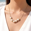 Elegante goldene Halskette mit fünf weißen Perlen und Goldperlen an einem Sonnenstrand - Gold 5 Perlen Stil (22683-G)