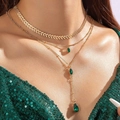 Gouden drielaagse halsketting met groene kristallen hangers en platte visgraatketting - Drielaagse Y-Vorm Traan Halsketting (24637-nek-g)