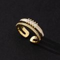 Makroaufnahme Goldener Doppelring mit rechteckigen Zirkonia und weißen Emaille-Details - Rechteckiger Emaille Doppelschicht Stil (Stil 22)