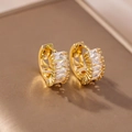 Elegante goldene Creolen mit Zirkonia im Baguetteschliff und Schnappverschluss - Gold