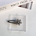 Fermaglio per capelli a fiocco di neve con strass e perla su sfondo bianco testurizzato - Fermaglio per Capelli Traforato Fiocco di Neve e Perla