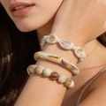 Dreiteiliges Boho-Armband-Set mit Muscheln und Acrylperlen am Handgelenk getragen - Braunes Marmormuster (31240-bra-brown)