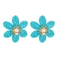 Boucles d'oreilles fleurs en raphia bleu ciel avec perles et cristaux sur fond blanc - Bleu lac