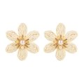 Détail de boucles d'oreilles fleurs en raphia avec perles et accents de cristal sur fond blanc - Blanc