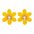 Vue détaillée de boucles d'oreilles fleurs en raphia jaune avec perles et cristaux - Jaune