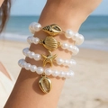 Bracelet multi-rangs en perles avec breloques dorées en forme de coquillage et d'étoile de mer - Style Bracelet en Perles Pendentif Océan Or (31286-ank-white-EP)