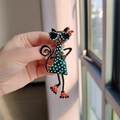 Broche de chat en émail avec lunettes de soleil et robe verte à pois blancs rétro - Broche Chat de Patinage Cool - Vert